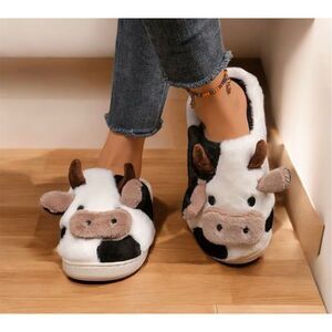 NWT Chunky (L) 8.5-9 Cushioned Comfy Plush Cow Tan White Furry Soles Slipper